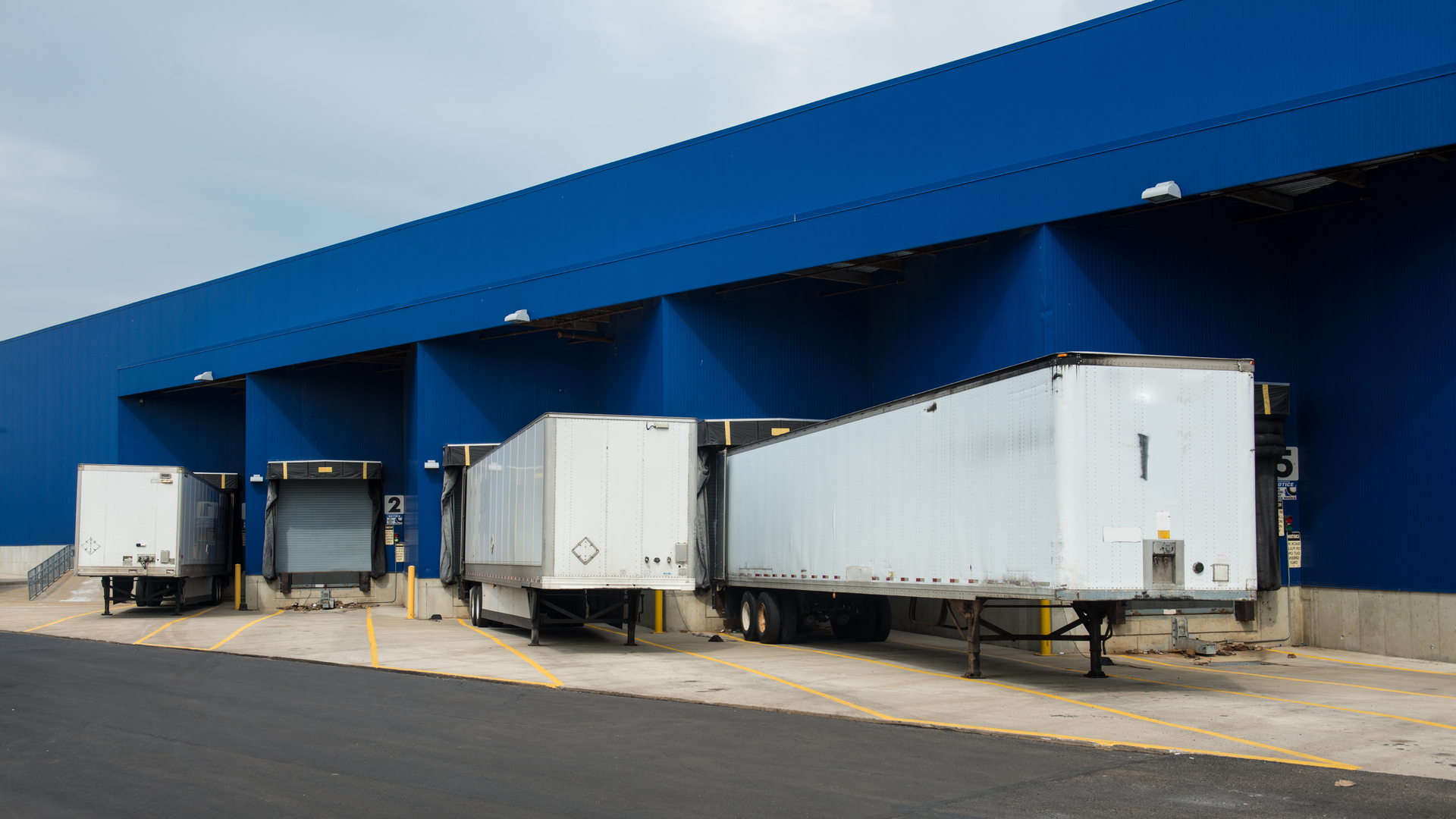 How to Prepare Your Docks and Doors for Peak Season Material Handling
