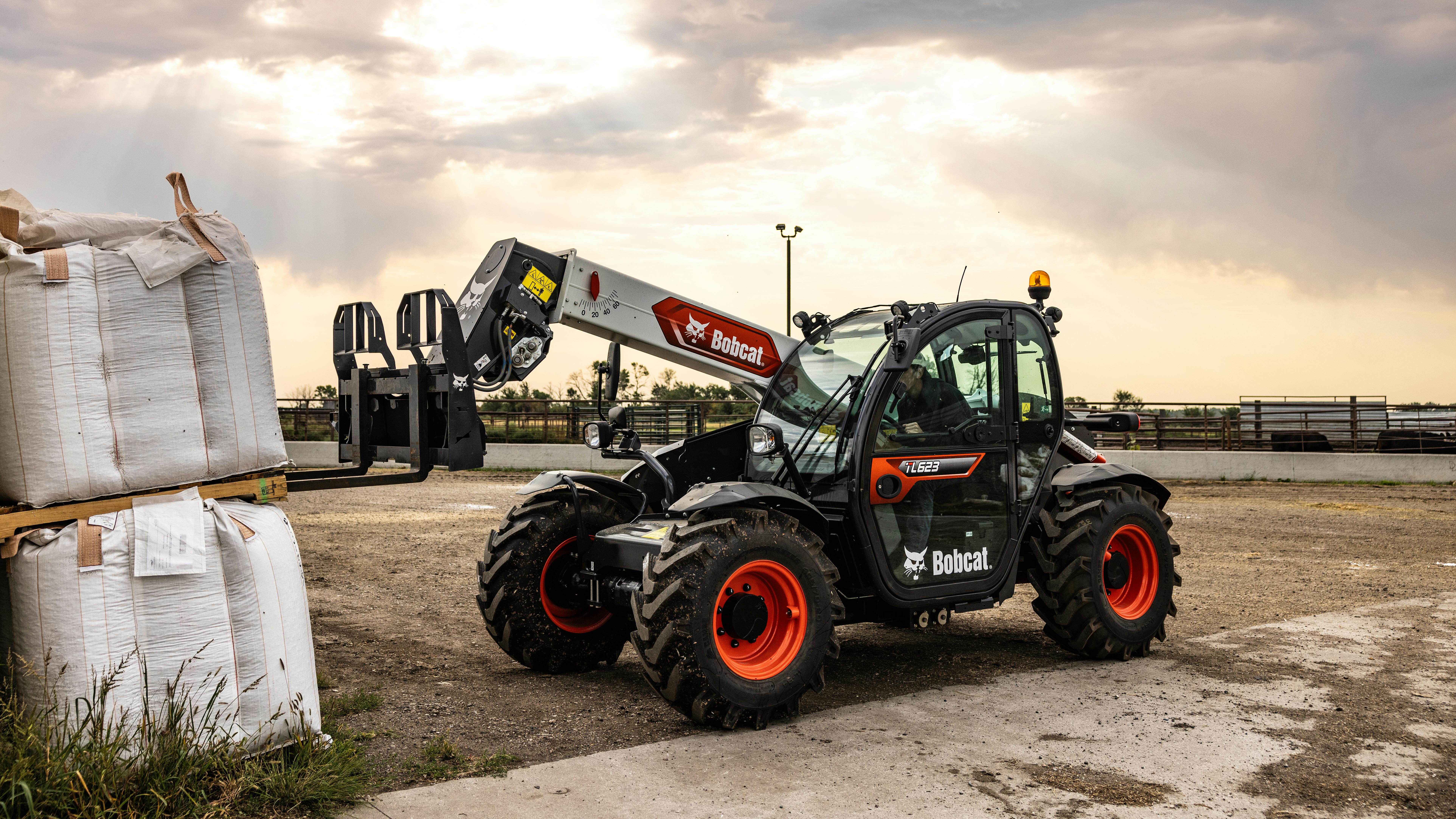 6707d7ef4695a449ef906616 Bobcat Tl623telehandlerpallet